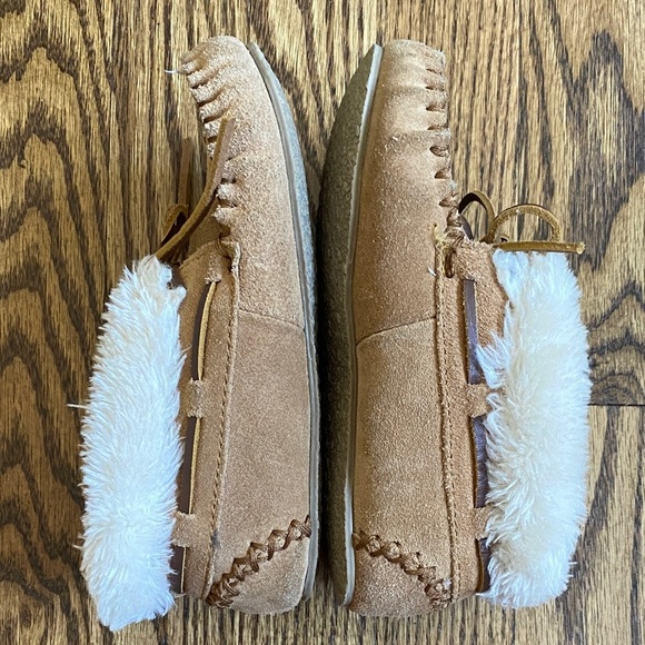Kids Minnetonka Charley slippers, color cinnamon, size 1. Excellent condition - Picture 6 of 11